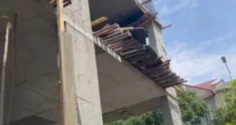 «Опасно находиться даже во дворе»: жители Актау возмущены незаконной стройкой в «Самале»