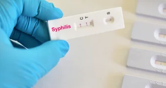 Врач предупредил о рисках заражения сифилисом через поцелуй