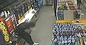 Мужчина с пулей в голове выбрался из могилы и дошел до заправки