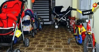 Почему в Казахстане штрафуют за хранение колясок и велосипедов в подъездах?