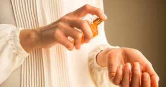 Названы духи, которые летом могут пахнуть мочой и потом