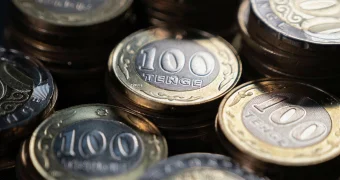 Лето, нефть и рубль: Нацбанк прокомментировал колебания курса тенге