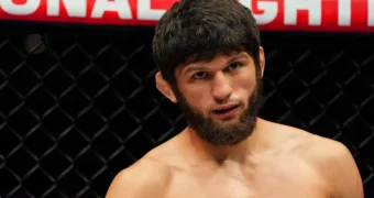 Ночное нападение: в Махачкале злоумышленники в масках расстреляли звезду ММА Хизриева (видео)