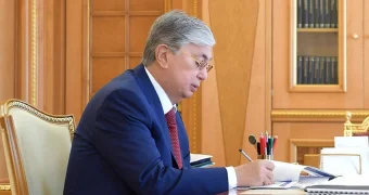 Ответственность за сталкинг, запрет на вейпы и наказание за кражу невест: Токаев подписал новый закон