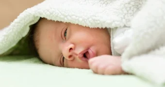 Младенец выпал из коляски на глазах у матери и скатился с 50-метрового склона в Альпах