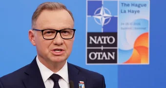 В Польше изъяли книги «Дебил» о Дуде