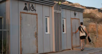 Жители Актау пожаловались на закрытый туалет у главной достопримечательности Актау