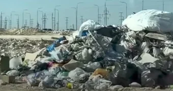 Жители Актау возмущены свалкой на пляже у водоканала «Шора»