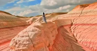 «Мангистауские тирамису»: завораживающие кадры с урочища Кызылкуп попали на видео