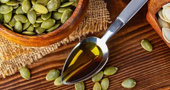 Не оливковое и не подсолнечное: лидером по пользе признано тыквенное масло холодного отжима