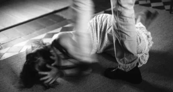 Бил головой об стены и пол, душил и пытался отравить: казахстанка рассказала о жестоком нападении