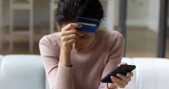 Банки начали блокировать россиянам переводы