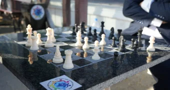 «Не хватает мест для всех»: в Актау просят расширить шахматную зону на набережной