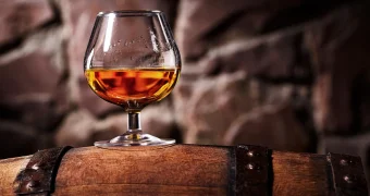 Коньяк — не лекарство: врач развенчал популярный миф о «полезных» 30 граммах
