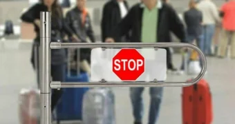 Казахстанцев начали разворачивать на границе