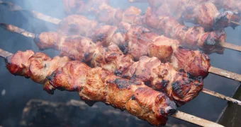 Идеальный шашлык: сколько раз нужно перевернуть мясо на мангале