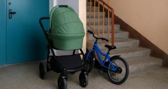 Полиция Актау начала наказывать за коляски и самокаты в подъезде — штраф до 110 тысяч тенге