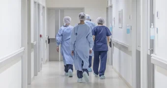 Правительство требует срочных мер: у министерств 10 дней на решение проблемы безопасности медиков