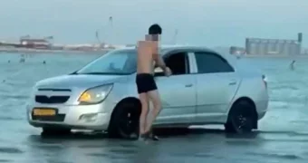 В Актау водителя оштрафовали за мойку машины в море