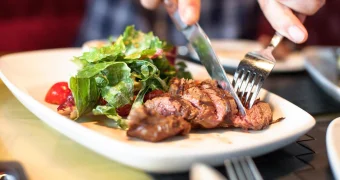 Туристка зашла в шашлычную в Казахстане — еле ноги унесла: поела «даром», но есть нюанс