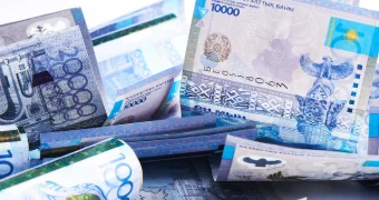 Тенге может рухнуть, если Нацбанк начнет снижать ставку - эксперты