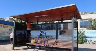 В Актау продолжается обновление автобусных остановок