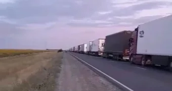 «Почему Казахстан издевается над нами?»: водители грузовиков жалуются на беспредел на посту «Сырым»