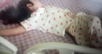 В Казахстане ребенок получил серьезную травму позвоночника во время визита в банк