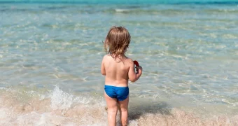 В Мангистау спасатели вытащили из воды тонущего малыша