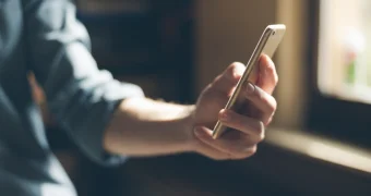 Когда смартфон может предать: эксперты призвали отключать Wi-Fi перед сном