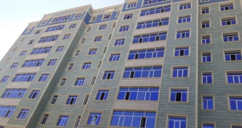 В Актау мужчина на крыше многоэтажного дома стал поводом для вызова полиции