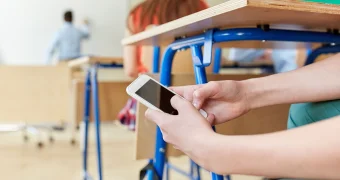 Казахстанские школы вводят запрет на смартфоны с нового учебного года