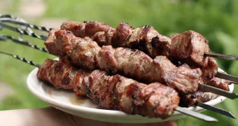 Чем можно заразиться от недожаренного шашлыка