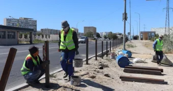 В Актау устанавливают защитные ограждения вдоль дорог