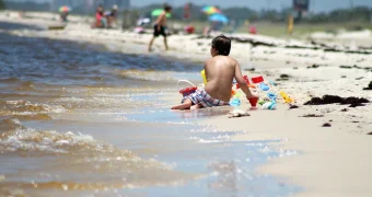Как морская вода и песок вредят глазам: советы офтальмолога