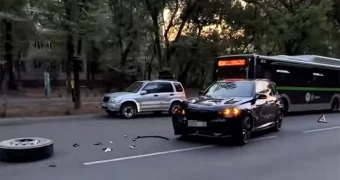 Казахстанский спортсмен подставил новый BMW под удар колеса «КамАЗа»