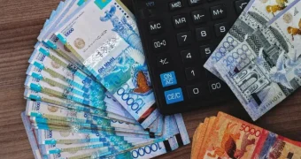 Повышение зарплат бюджетникам в Казахстане: кто уже получил и на что рассчитывать дальше
