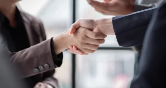 Назван простой способ определить здоровье мозга по рукопожатию