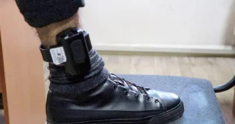 Мужчина разрезал электронный браслет и угодил за решетку в Мангистау