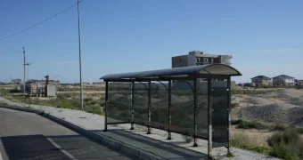 Урны не предусмотрены! Отдыхающие вынуждены везти мусор с побережья в Актау