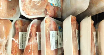 Опасная курица из Казахстана: выявлены сальмонелла и токсичный антибиотик — запрет на ввоз