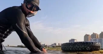Актауский дайвер прошёл 1,3 км по дну Каспия, собирая мусор