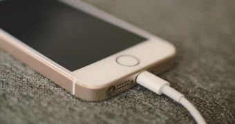 Почему не стоит заряжать телефон всю ночь: советы от айтишника