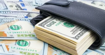 Почему тенге падает и что будет с деньгами казахстанцев