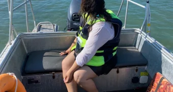 В Актау 30-летнюю девушку унесло в море на сапборде