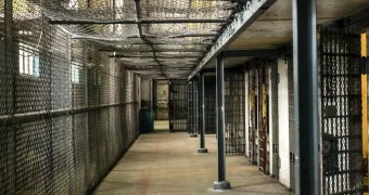 Тюремный скандал: в США надзирательница завела романы с тремя заключёнными и ограбила их