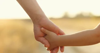 Крик уставшего ребенка: девочка из Астаны просит маму прекратить рожать детей (видео)