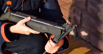 На Алтае пуля отрикошетила от забора и попала ребенку в шею, девочка не выжила