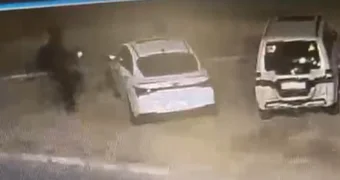 Камеры видеонаблюдения зафиксировали момент повреждения автомобиля в Актау