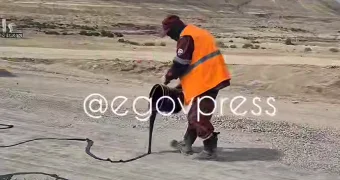 «Битум из ведра»: варварская укладка дорог в Мангистау шокировала пользователей